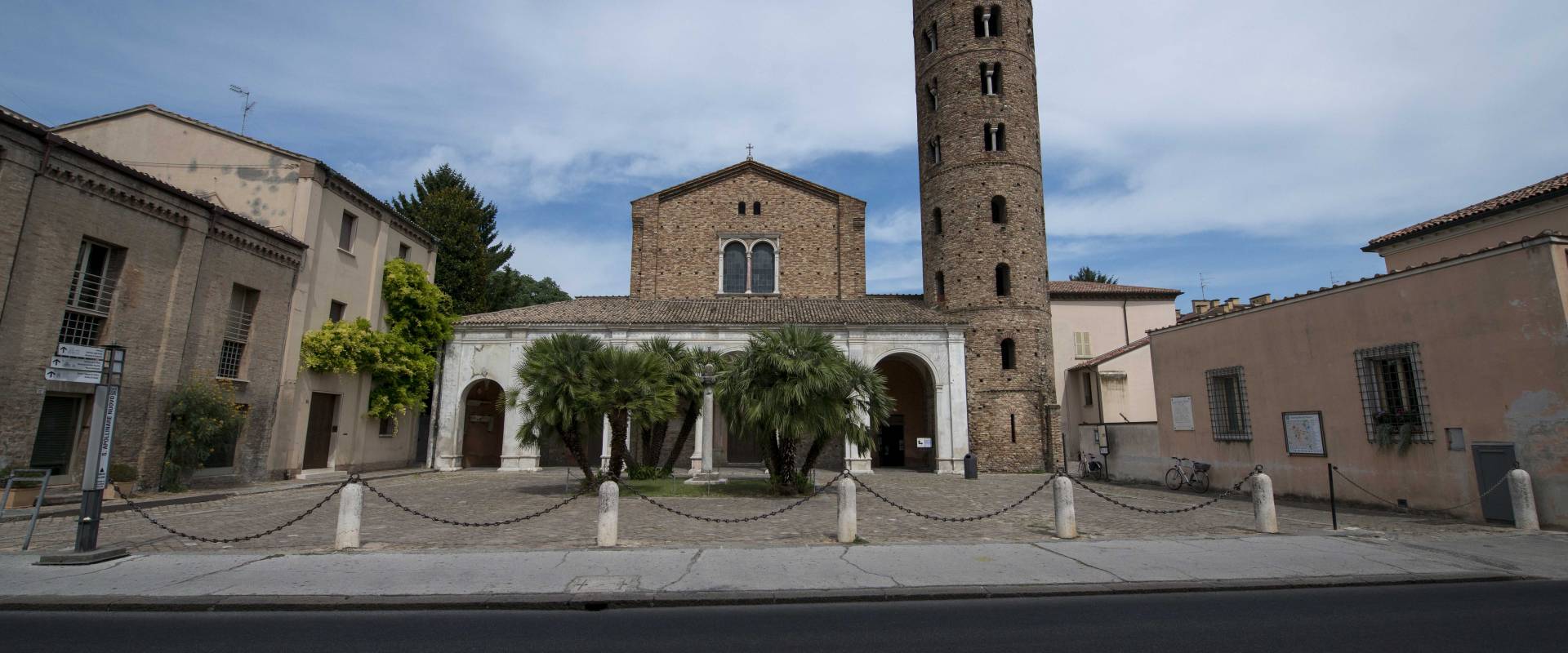 Sant'Apollinare Nuovo frontale photo by Wwikiwalter